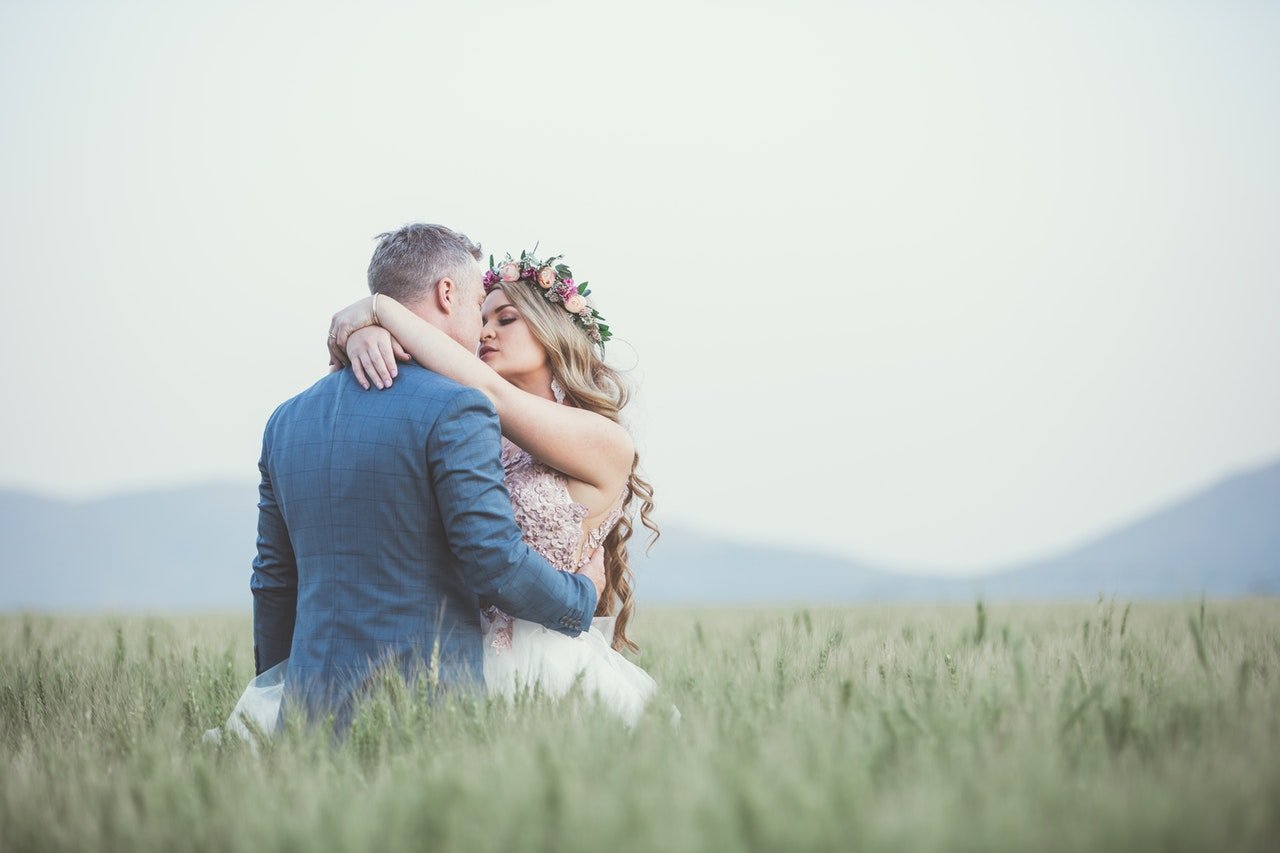 Свадебная фотография жениха и невесты в поле