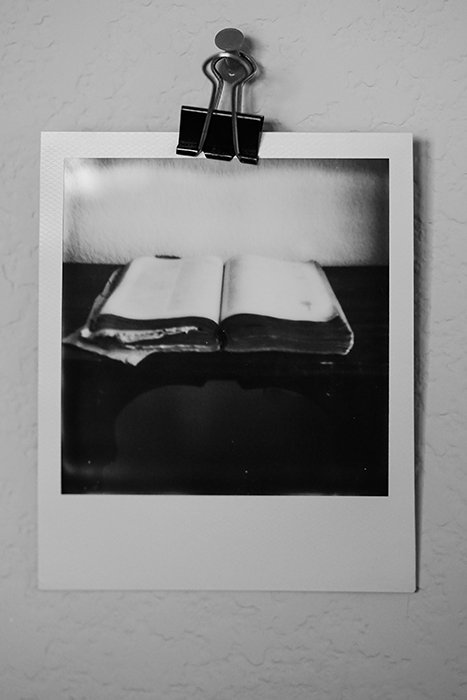 Черно-белая полароидная фотография книги