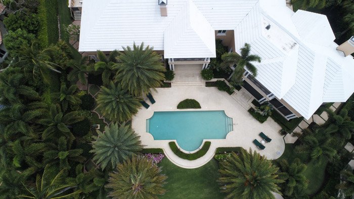 Фотография дома с бассейном, сделанная дроном