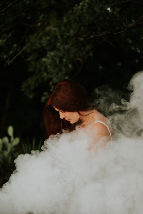 Сюрреалистический портрет женщины в белом дыму