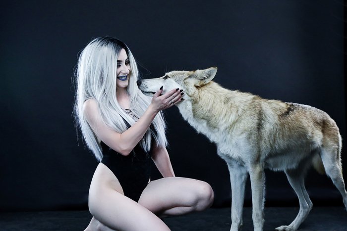 Будуарное фото женщины с волком