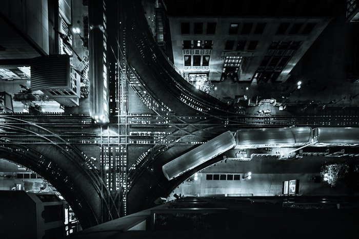 Цифровая фотография воздушного вида разрастающегося городского пейзажа ночью