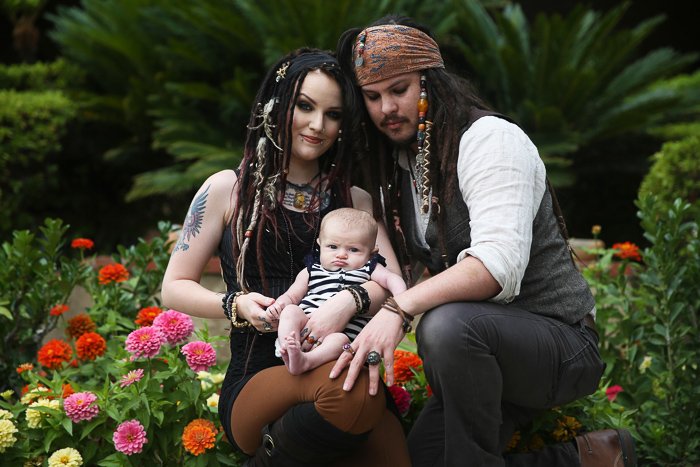 семья из трех человек в пиратских нарядах