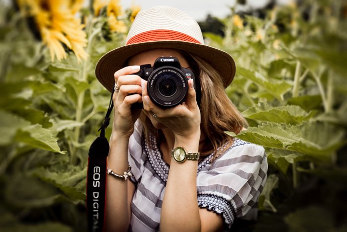 Девушка фотографируется с камерой Canon