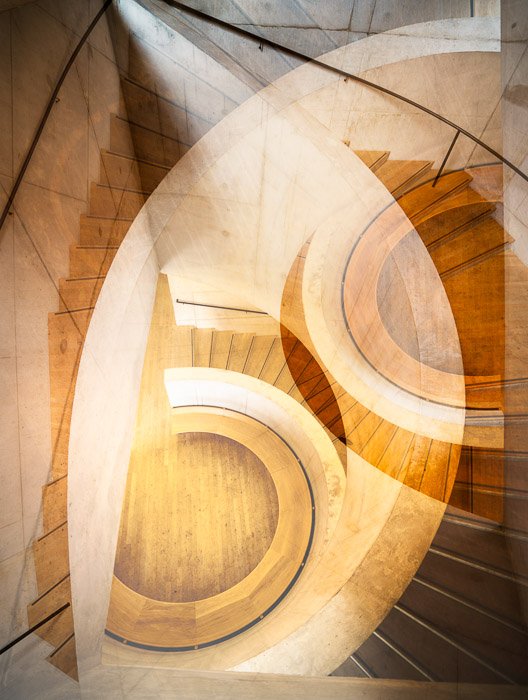 Художественная фотография двух слоев одной лестницы, снятых под разными углами. 