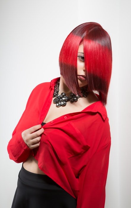 Женщина с двухцветными рыжими волосами