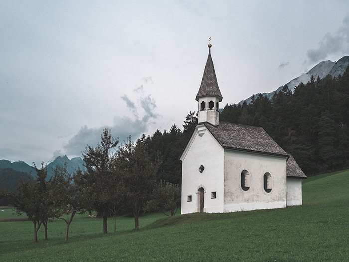 Фотография церкви в лесу