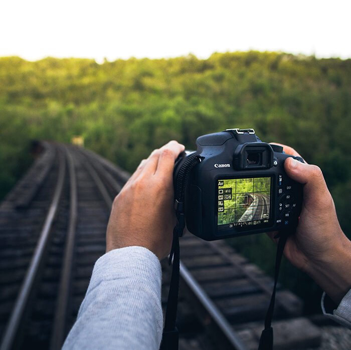 Фотография человека, фотографирующегося на железной дороге
