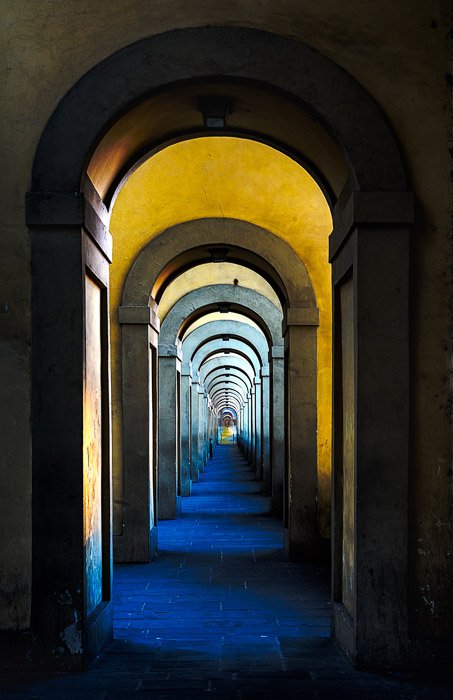 Длинный коридор в интерьере большого здания