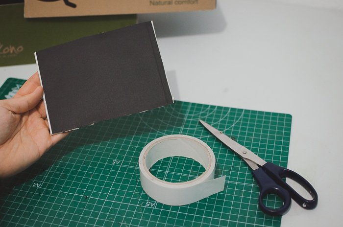 Режем черную бумагу и коробку из-под обуви, чтобы сделать DIY-проектор