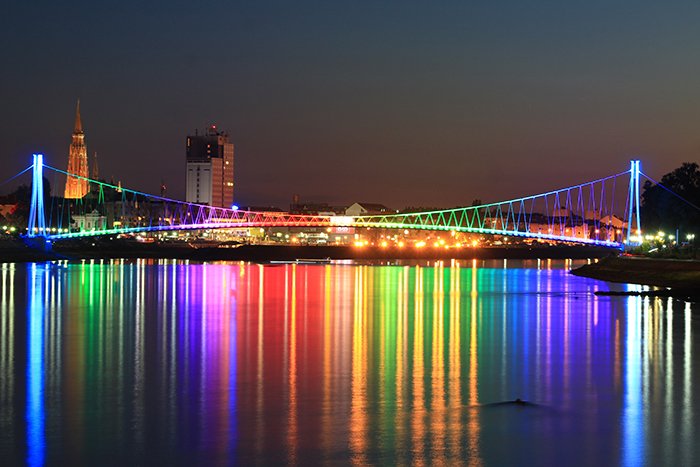 Красочные огни на мосту ночью