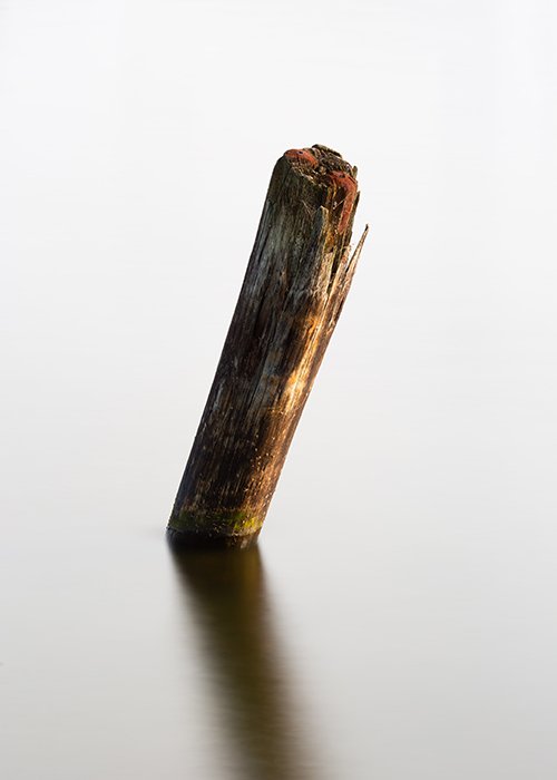 деревянный столб в воде