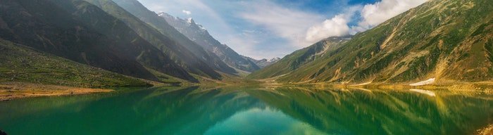 Панорамное изображение озера и гор