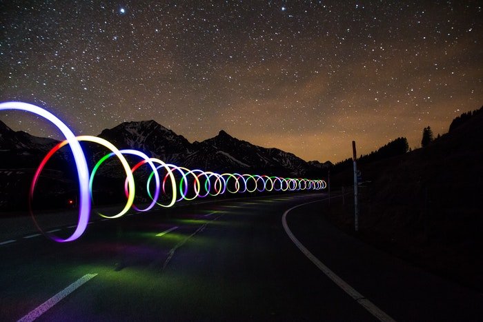 Длинная выдержка красочной спиральной световой картины, снятой ночью