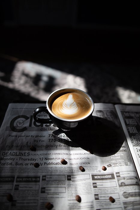 Чашка кофе на газете