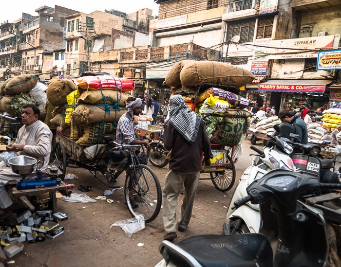 Оживленная улица на рынке специй в Дели, Индия.