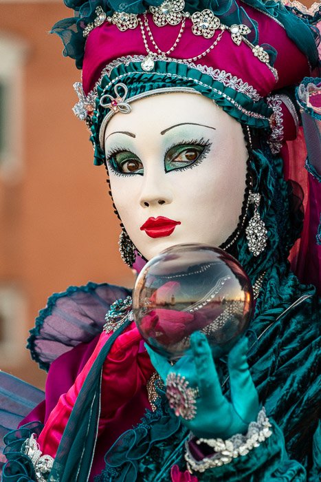 Крупный план маскарадного костюма на карнавале в Венеции.