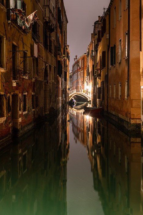 Широкая сцена венецианского моста и канала ночью.