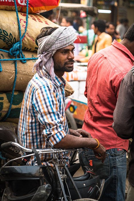 Оживленная улица на рынке специй в Дели, Индия.
