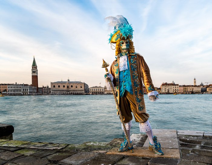 Модель в маске в Венеции, Италия во время карнавала.