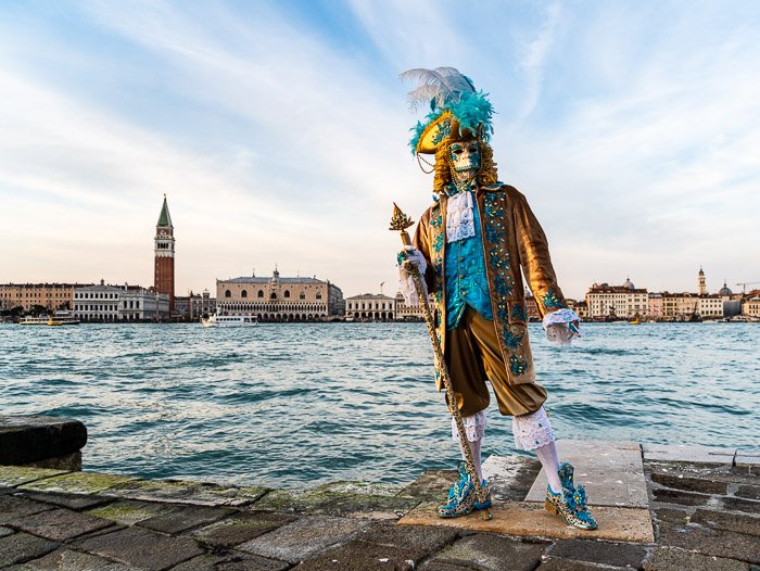 Модель в маске в Венеции, Италия, во время карнавала. 