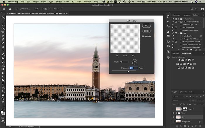 Скриншот Photoshop, показывающий небо, выделенное на новом слое и применяющее 344 пикселя motion blur под углом 18 градусов.
