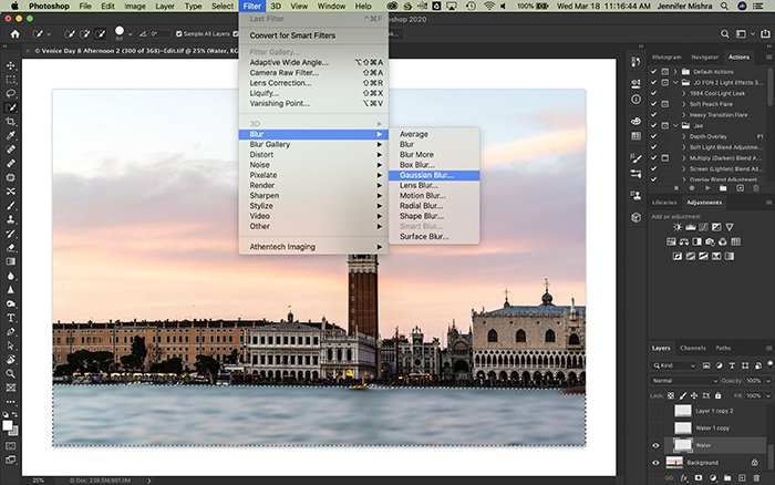 Скриншот Photoshop, показывающий воду, выделенную на новом слое и применяющую 10,0 пикселей гауссова размытия.