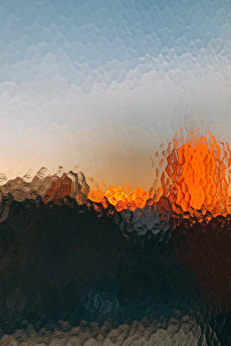 Атмосферное абстрактное фото, снятое через стекло