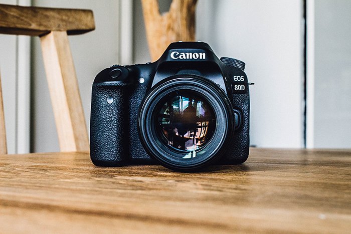Цифровая камера Canon DSLR на столе