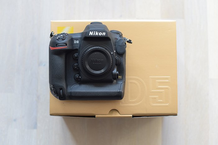 Цифровая зеркальная камера Nikon на боксе