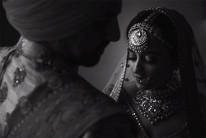 Черно-белый свадебный портрет индийской пары