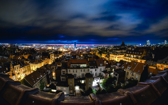 Вид освещенного ночью города, в котором не видно световых следов