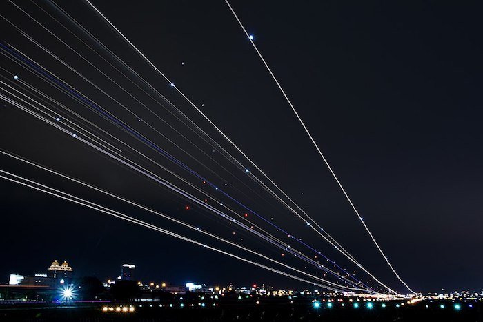 Светлые следы от приземляющихся/взлетающих самолетов