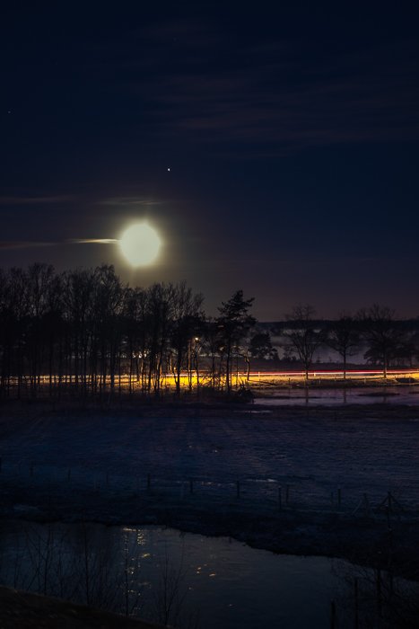Светлые тропы в зимнюю ночь при полной Луне