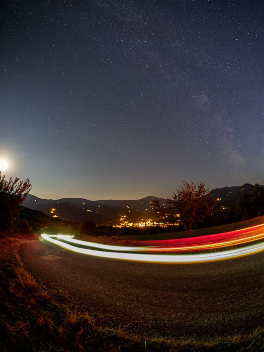 фото ночного пейзажа, включая световые следы от автомобиля