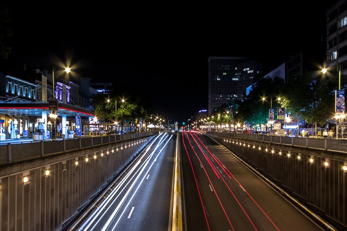 фотография светового следа автомобилей на шоссе