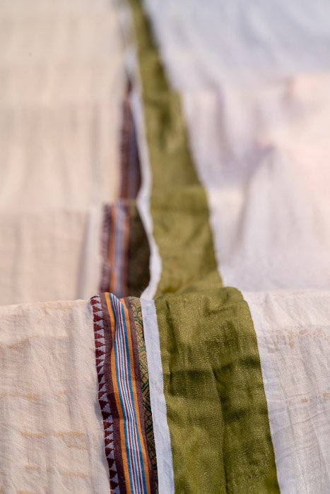 Фотография крупным планом ткани с разноцветными полосами