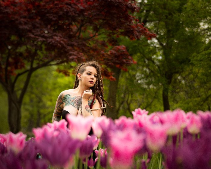 Фотография женщины на поле розовых тюльпанов - малая глубина резкости