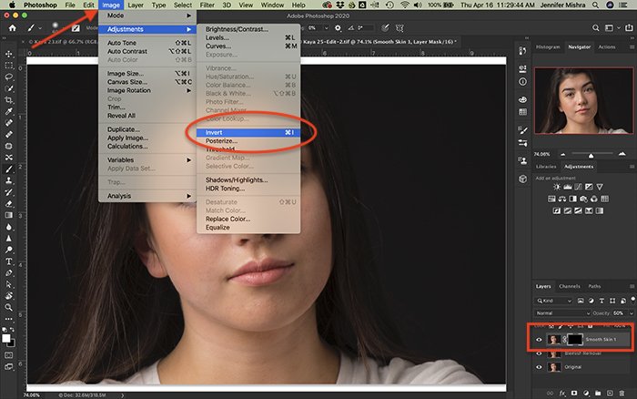 Скриншот рабочего пространства Photoshop, показывающий, как создать инвертированную маску слоя для сглаживания кожи