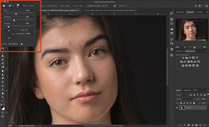 Скриншот рабочего пространства Photoshop, показывающий инструмент Spot Healing Brush для создания гладкой кожи.