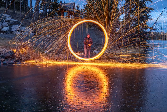 Фотография стальной ваты с человеком, стоящим в центре круга