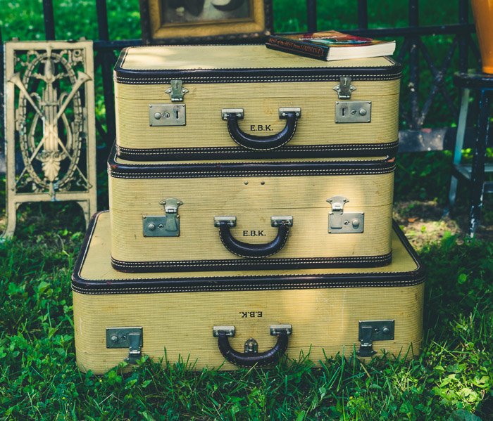 Три чемодана на траве
