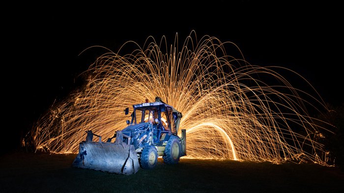 Фотография трактора со стальной ватой