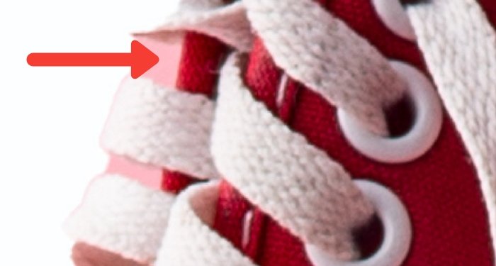 фото крупным планом шнурков пары красных кроссовок