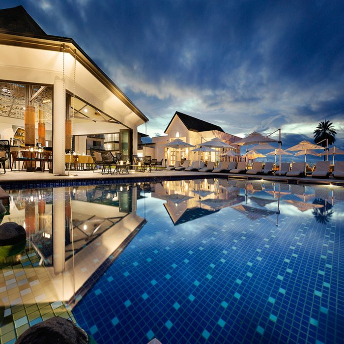 Экстерьер роскошного отеля с бассейном