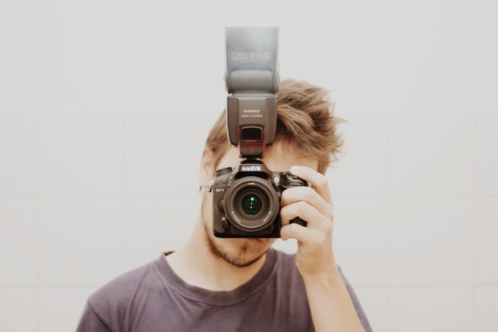 фотография мужчины, делающего снимок фотоаппаратом