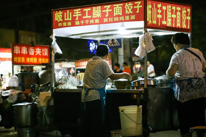 Уличный продуктовый рынок ночью