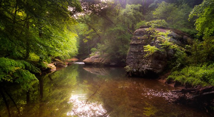 Фотография небольшого озера в лесу с эффектом ортона