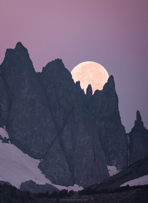 The moon behind craggy mountains, Фото Joshua Cripps