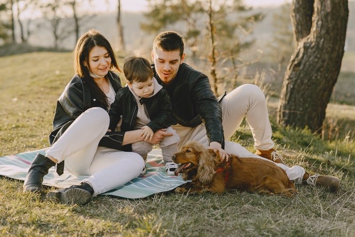 Семейный портрет на пикнике со своей собакой